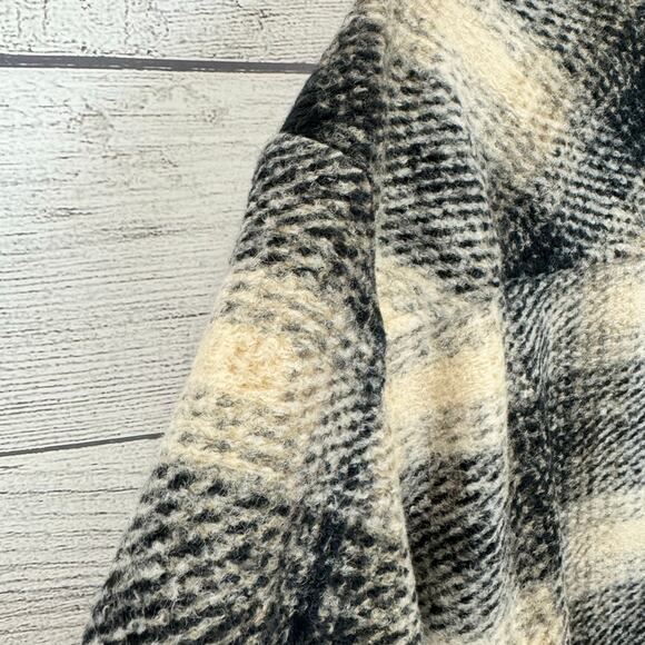 Gap Women's Black & Cream Plaid Wool Fuzzy Thick Shacket Size Large Petite - Picture 8 of 9